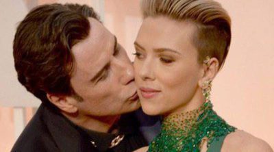 John Travolta, el sobón de los Oscar 2015 al acecho de Scarlett Johansson e Idina Menzel