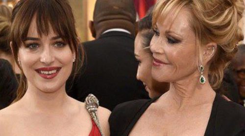 Dakota Johnson y su embarazoso momento junto a Melanie Griffith en la alfombra roja de los Oscar 2015