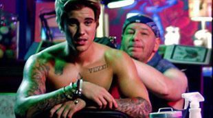Justin Bieber se quita la ropa en televisión para mostrar su nuevo 'tatuaje'