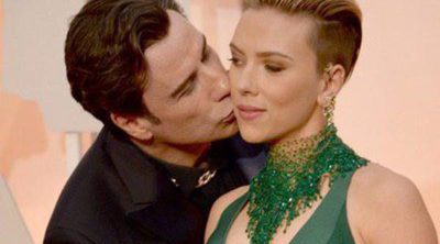 Scarlett Johansson habla sobre el beso de John Travolta en los Oscar 2015: "No fue raro, espeluznante o inapropiado"