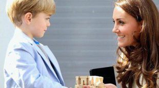 Kate Middleton recibe un regalo de George Crawley para el Príncipe Jorge en su visita a 'Downton Abbey'