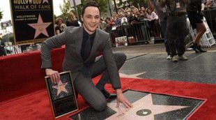 Jim Parsons estrena estrella en el Paseo de la Fama de Hollywood rodeado de 'The Big Bang Theory'