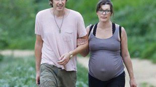 Milla Jovovich disfruta de un relajado paseo con su marido y sus perros antes de volver a ser mamá