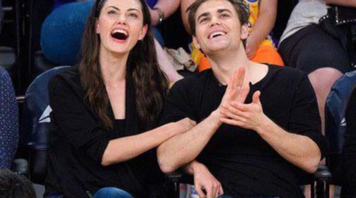 Phoebe Tonkin y Paul Wesley, los actores de 'Crónicas vampíricas' se comen a besos en el baloncesto