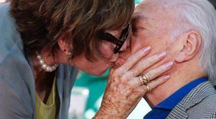 Christopher Plummer recibe un apasionado beso de Shirley MacLaine tras plasmar sus huellas en Hollywood