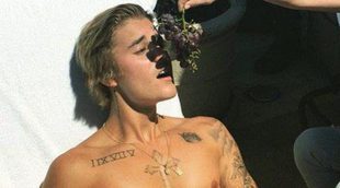 Justin Bieber explota su sensualidad luciendo su torso desnudo mientras come un racimo de uvas