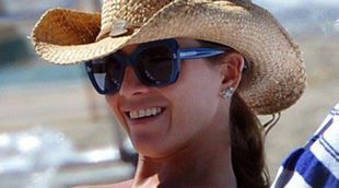Virginia Troconis luce palmito durante una jornada playera en Marbella