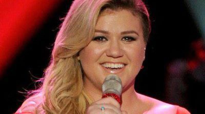 Un presentador de televisión recibe un aluvión de críticas por meterse con el peso de Kelly Clarkson