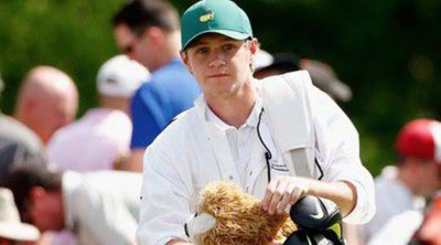 El One Direction Niall Horan acaba en el suelo en su debut como caddie en un torneo de golf