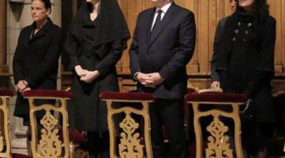 Alberto de Mónaco reúne a su mujer, sus hermanas y sus sobrinos en la misa por el décimo aniversario de la muerte del Príncipe Rainiero