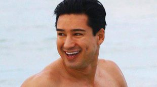 Mario Lopez apoya a los gays mientras luce cuerpazo en la playa de Miami