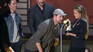 Channing Tatum derrite a golpe de cadera a Jennifer Lopez en los MTV Movie Awards 2015