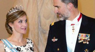Una tiara de estreno y miradas cómplices en la gran puesta de largo internacional de los Reyes Felipe y Letizia
