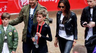 Team Romeo: Romeo Beckham corre la Mini Maratón de Londres arropado por sus padres y sus hermanos Brooklyn y Cruz