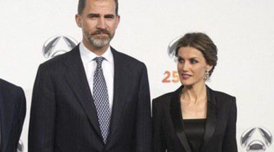 Los Reyes Felipe y Letizia, dos 'malasañeros' de fiesta con sus amigas