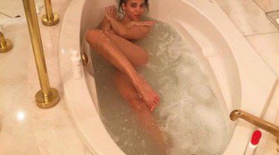 FKA Twigs, novia de Robert Pattinson, se da un baño desnuda