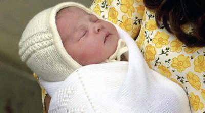 El Príncipe Guillermo y Kate Middleton presentan a su hija recién nacida horas después de su nacimiento