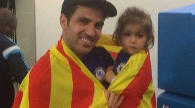 Cesc Fábregas celebra con su hija Lia Fábregas la victoria del Chelsea en la Premier League