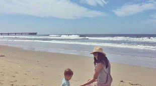 Raquel del Rosario celebra con su hijo Leo su primer Día de la Madre en la playa