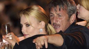 Charlize Theron y Sean Penn derrochan pasión en la gala Life Ball de Viena