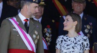 Los Reyes Felipe y Letizia celebran su 11 aniversario de boda muy enamorados entre Guardias Reales