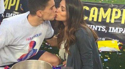 El apasionado beso de Marc Bartra y Melissa Jiménez con mensaje para su bebé: "Os quiero"
