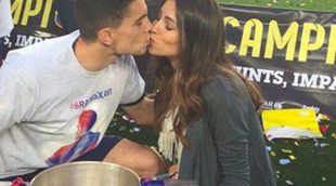 El apasionado beso de Marc Bartra y Melissa Jiménez con mensaje para su bebé: 