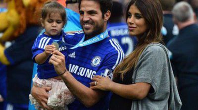 Cesc Fàbregas celebra con Daniella Semaan y su hija Lia su éxito en la Premier League