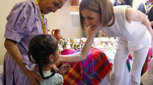 La Reina Letizia saca su lado más maternal en su viaje a Honduras