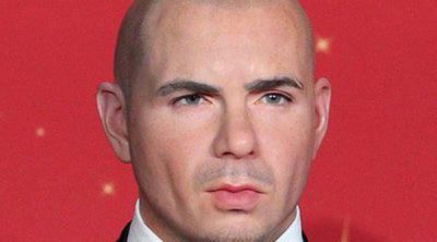 Pitbull se compara con su nueva figura de cera en el Museo Madame Tussauds de Orlando