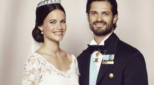 Unos felices Príncipes Carlos Felipe y Sofia de Suecia posan con sus invitados en las fotografías oficiales de su boda