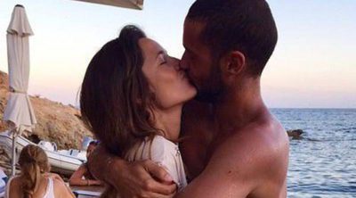 Malena Costa y Mario Suárez comienzan sus vacaciones de verano comiéndose a besos