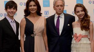 Michael Douglas, muy emocionado al recibir el 'Nobel Judío' arropado por Catherine Zeta-Jones y sus hijos