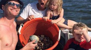 Neil Patrick Harris y su marido David Burtka llevan a sus hijos Gideon y Harper a pescar almejas a Los Hamptons