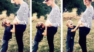 Karolina Kurkova confirma su segundo embarazo con una tierna foto junto a su hijo