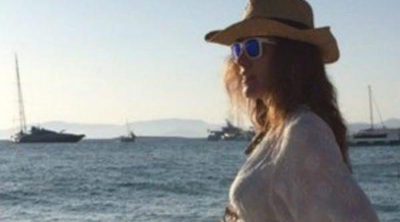 Raquel Sánchez Silva luce embarazo en las playas de Formentera con Matías Dumont