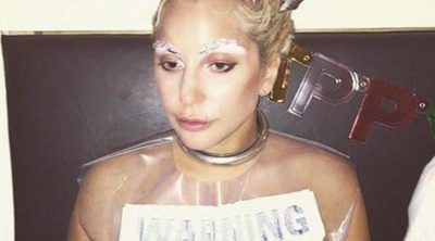 Lady Gaga comienza a prepararse para 'American Horror Story: Hotel' compartiendo una 'sangrienta' imagen del guión