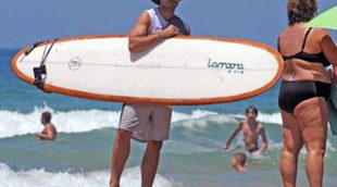 Hugo Silva disfruta de sus vacaciones más solitarias practicando surf al sol de Cádiz