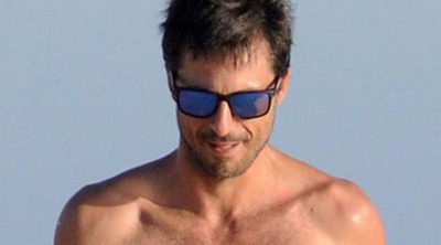 Hugo Silva sigue el ejemplo de David Bustamante y se quita la camiseta para lucir torso desnudo en Cádiz