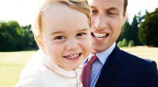 El Príncipe Jorge de Cambridge celebra su segundo cumpleaños con una divertida foto con el Príncipe Guillermo