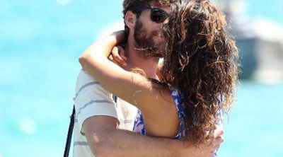 Nina Dobrev pasea cariñosa con su novio Austin Stowell durante sus vacaciones en Saint Tropez