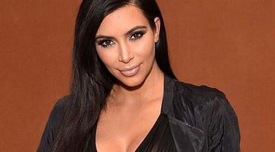 Kim Kardashian empieza a lucir embarazo con un ajustado jumpsuit negro transparente