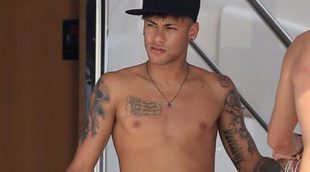 Neymar se divierte a bordo de un yate en Ibiza mientras sus compañeros del Barça siguen concentrados