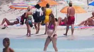 Raquel Sánchez Silva pasea su avanzado embarazo en bikini por las playas de Formentera