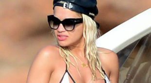 Rita Ora disfruta de su recién estrenada soltería divirtiéndose con sus amigos en Ibiza