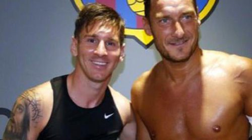 Leo Messi presume de abdominales y top en una foto con su ídolo Totti tras el Joan Gamper