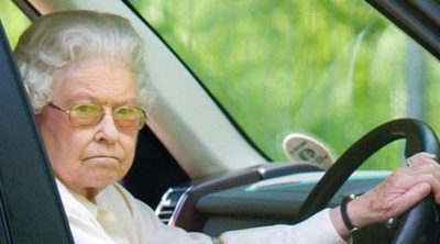 Isabel II, la reina incombustible que conduce, monta a caballo y viaja con casi 90 años