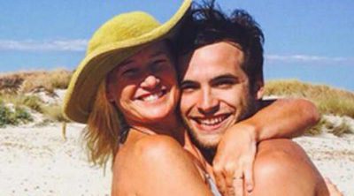 'Cuéntame cómo pasó' llega a Ibiza: Ricardo Gómez y Ana Duato coinciden en la playa
