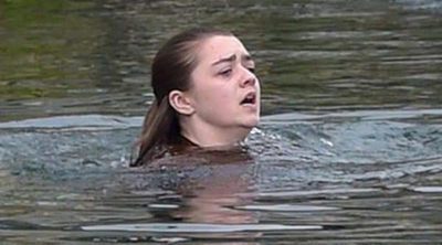 Maisie Williams, Arya Stark en 'Juego de Tronos', se baña en agua congelada durante el rodaje de la sexta temporada