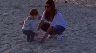 Sara Carbonero y su hijo Martín Casillas, tarde de juegos en la playa